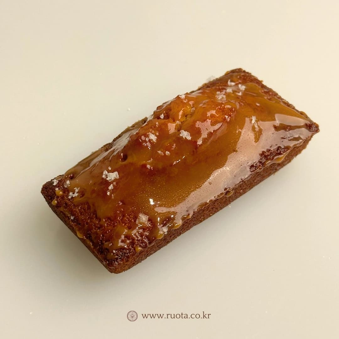 솔티드카라멜 휘낭시에